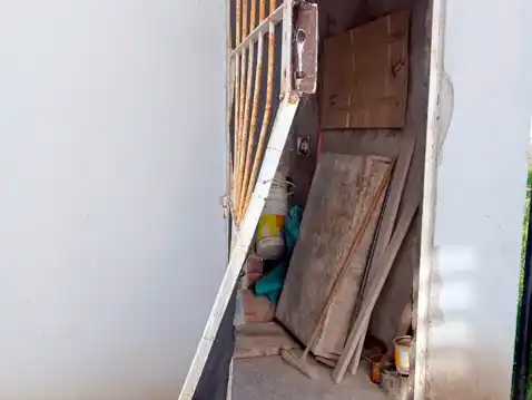 Una puerta. De reja fue violentada por los ladrones en un inmueble de calle 551