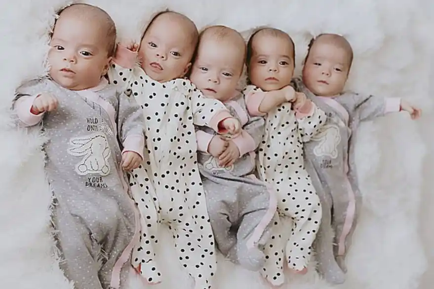 Deseaban agrandar la familia y tener otro bebé, pero tuvieron quintillizas