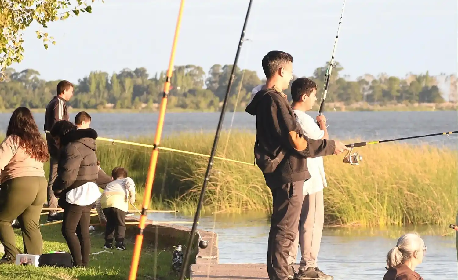 El pejerrey vuelve a reinar en Chascomús: el renacimiento de la pesca impulsa la temporada turística otoñal