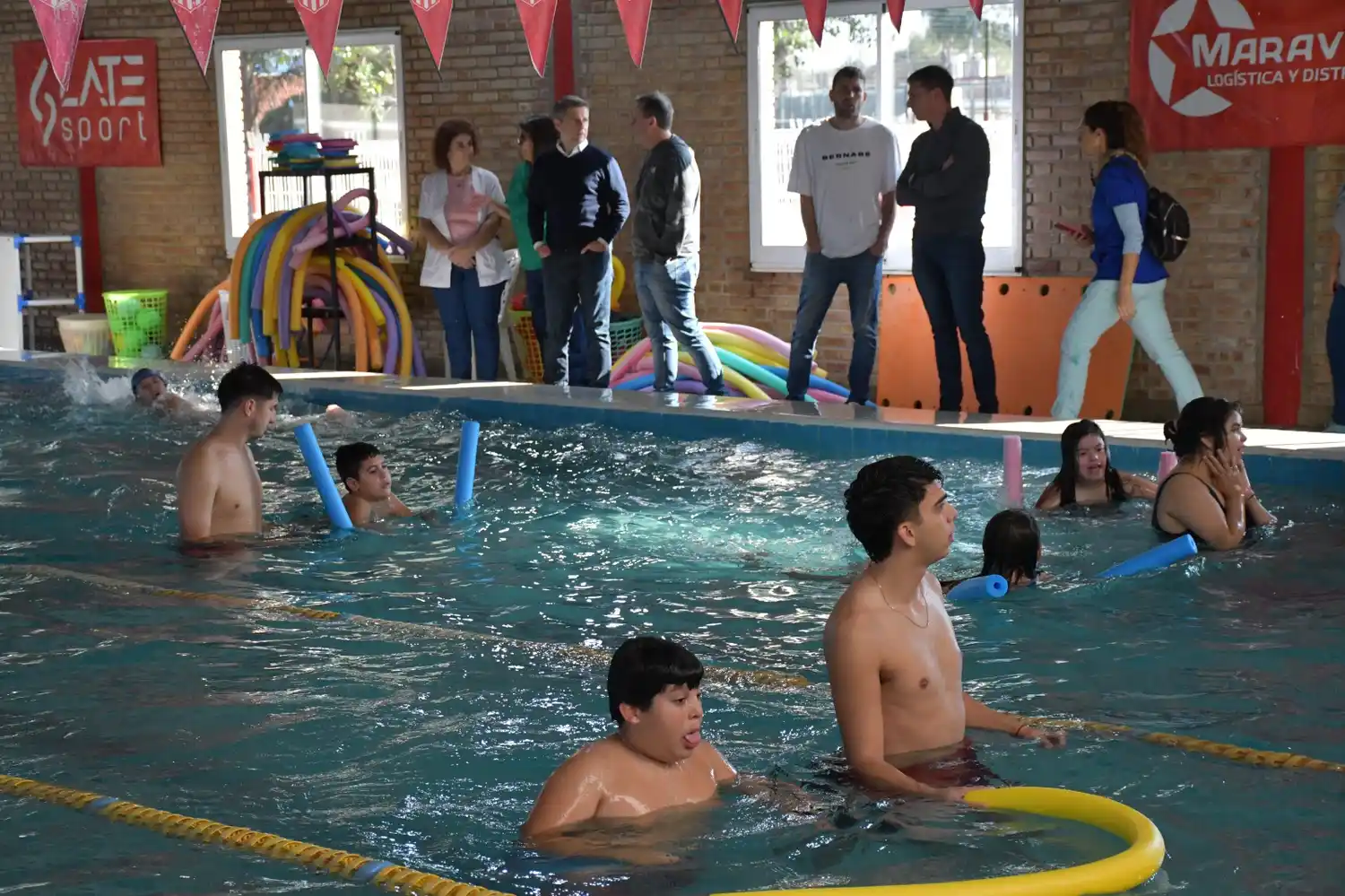 El programa se desarrolla en las piletas del Club Atlético San Isidro.