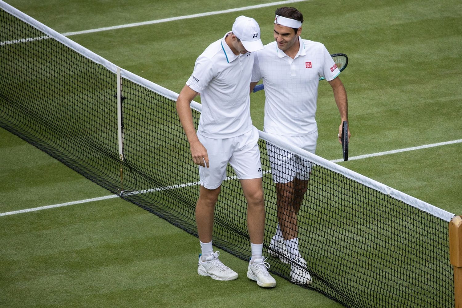 Djokovic pasó a las semifinales y
Federer fue eliminado por Hurkacz