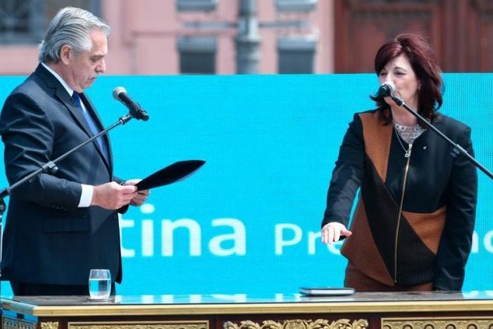 Fernández le toma juramento a Kelly Olmos