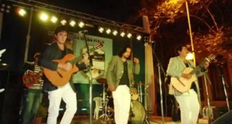 Los Kijanos y Willy González en el escenario frente a la municipalidad
