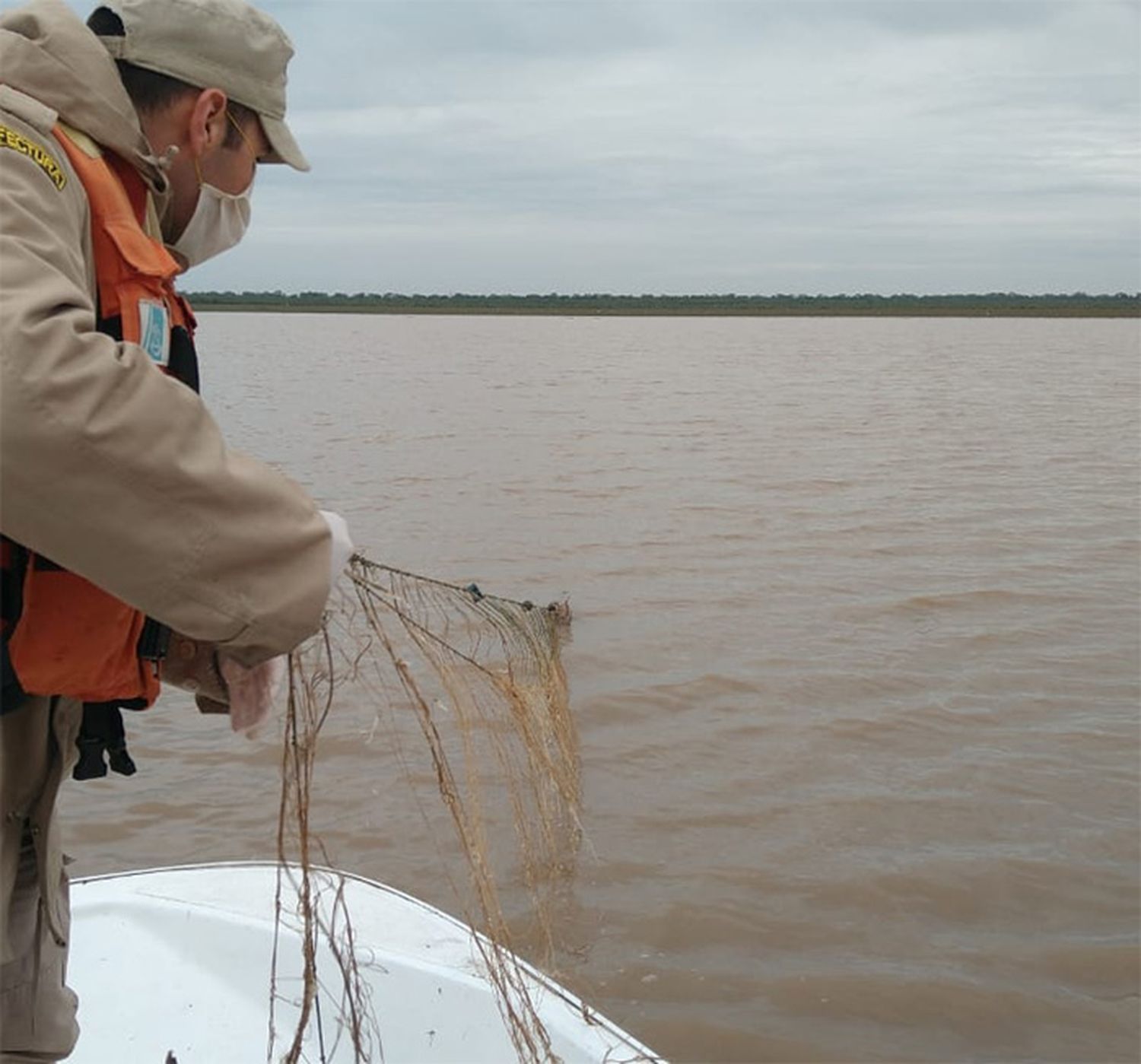 Decomisan 850 Metros de Redes de Pesca en el río Uruguay