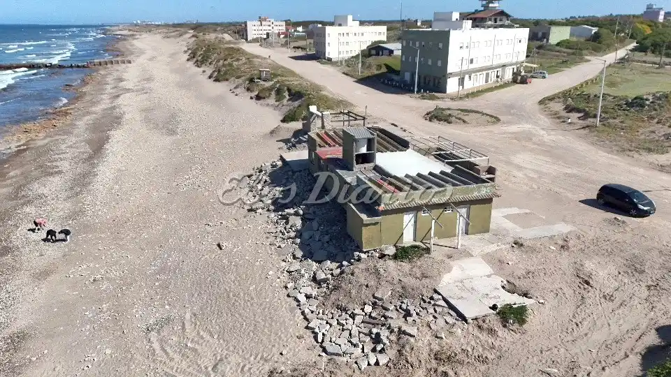 Vista aérea. De la playa de Costa Bonita, con la “protección” de material sobre la construcción