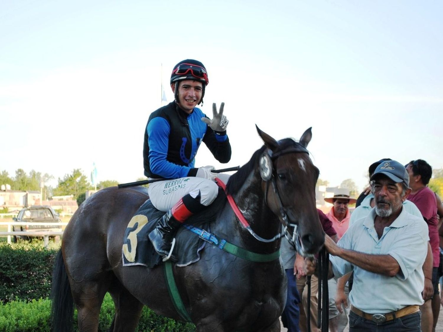 O. Arías celebró el triplete en la primera reunión del año en el Hipódromo local (crédito: Mariana Rivas).