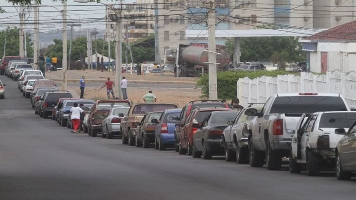 ¡AUNQUE DIGAN QUE HACEN DE TODO! LAS COLAS INTERMINABLES de gasolina no cesan en Lara