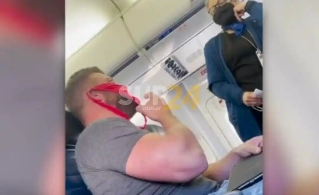 Expulsan a pasajero de un avión por llevar una tanga roja como cubreboca