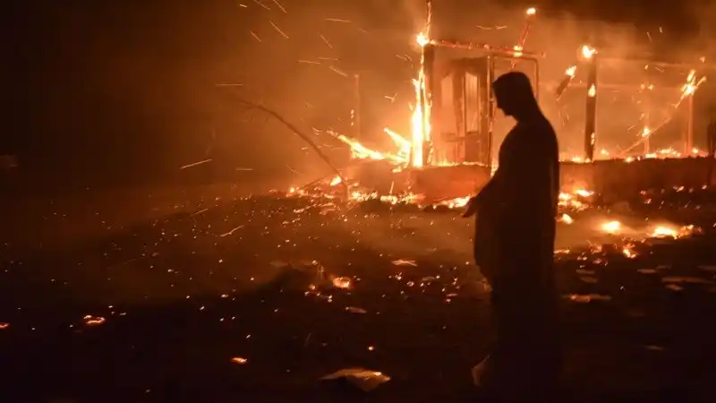 La impactante foto de la Virgen María que quedó intacta en medio de las llamas.