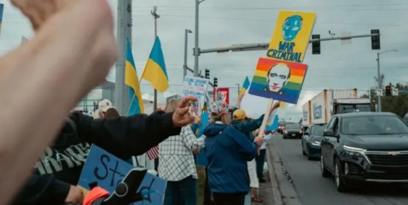 Cientos de personas se congregaron en Anchorage para oponerse a la llegada de Putin. Foto: BBC