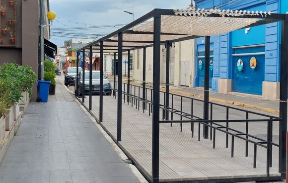 Instalaron un deck en un local gastronómico que habilita la ordenanza que regula el uso del espacio público
