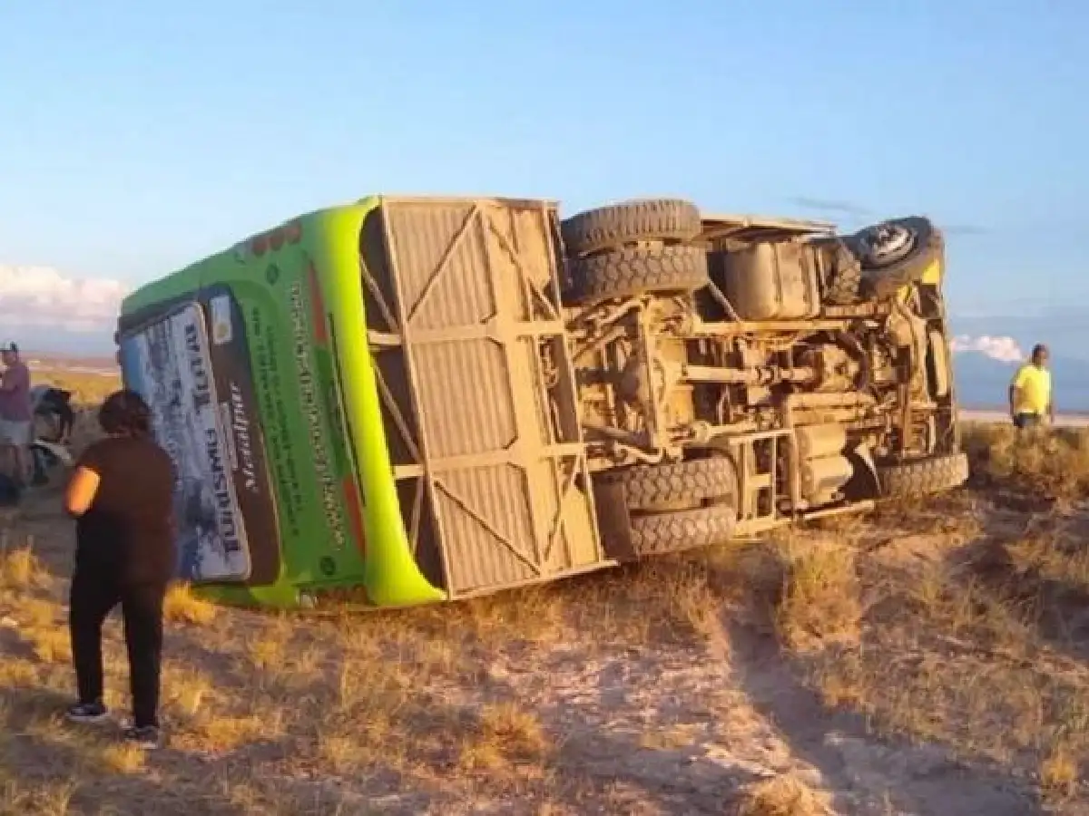 Mendoza: un colectivo volcó en San Rafael y hay 14 heridos