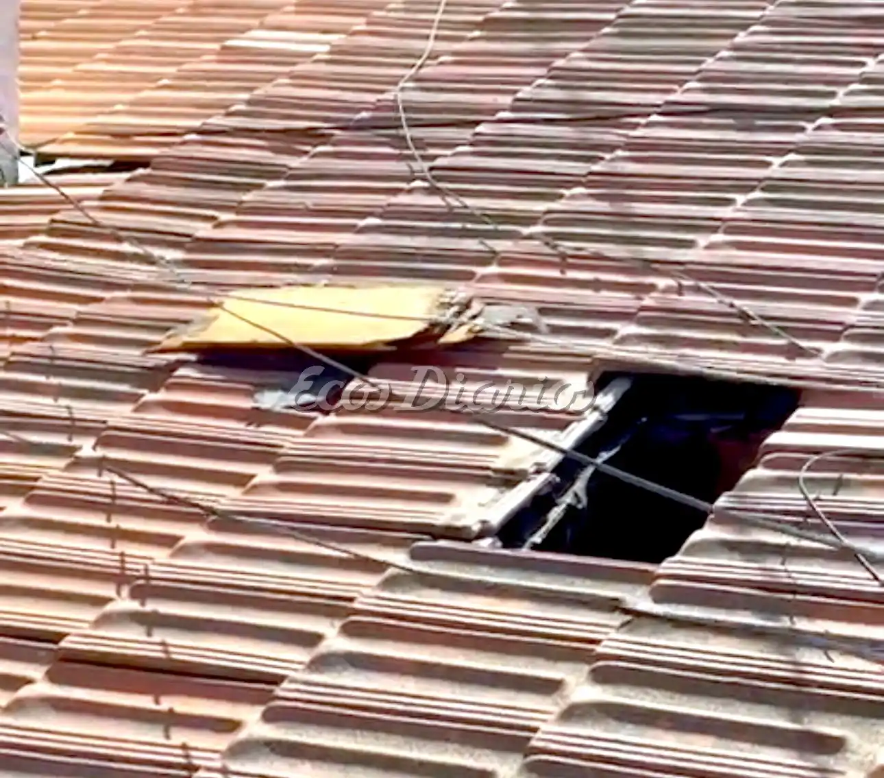 Hueco. En el techo de tejas de la finca de avenida 75 al 500, en la Villa Díaz Vélez
