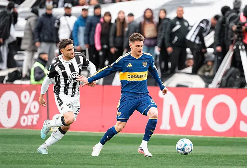 Kevin Zenón, autor del segundo gol del partido, controla la pelota