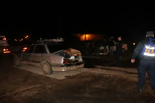 Fuerte choque entre tres vehículos en el acceso Luis Jeannot Sueyro