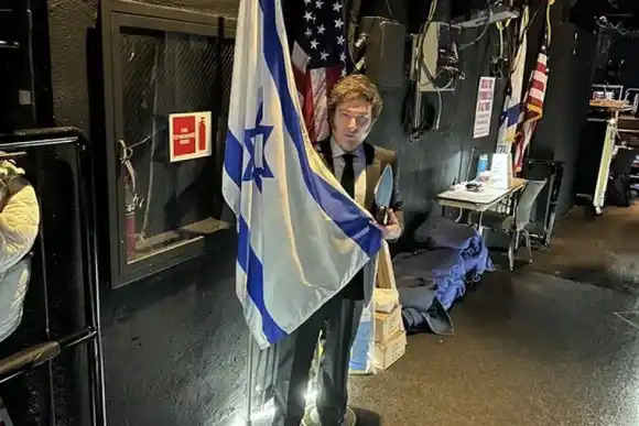 Milei se fotografió con una bandera de Israel antes de disertar en la Conferencia Global en Los Ángeles