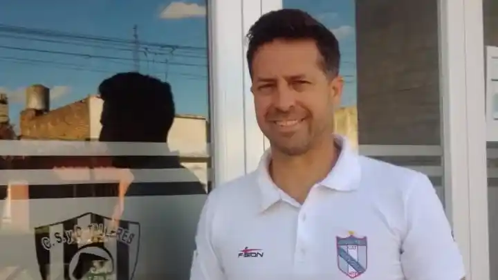 Walter Martínez, el protagonista del Mano a mano, en la puerta del club Talleres.