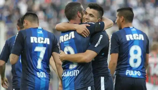 Racing goleó y hundió a Vélez en el Amalfitani