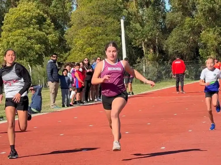 Encuentro. De deportistas en la pista de Atletismo Municipal