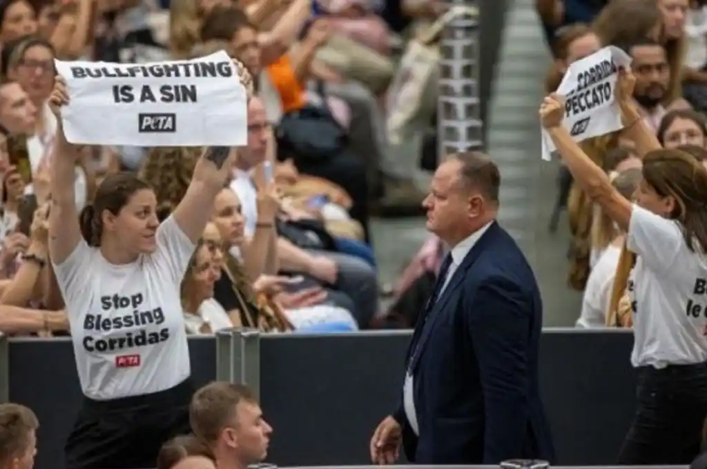 Las camisetas de las mujeres llevaban el logotipo de Personas por el Trato Ético de los Animales (PETA).