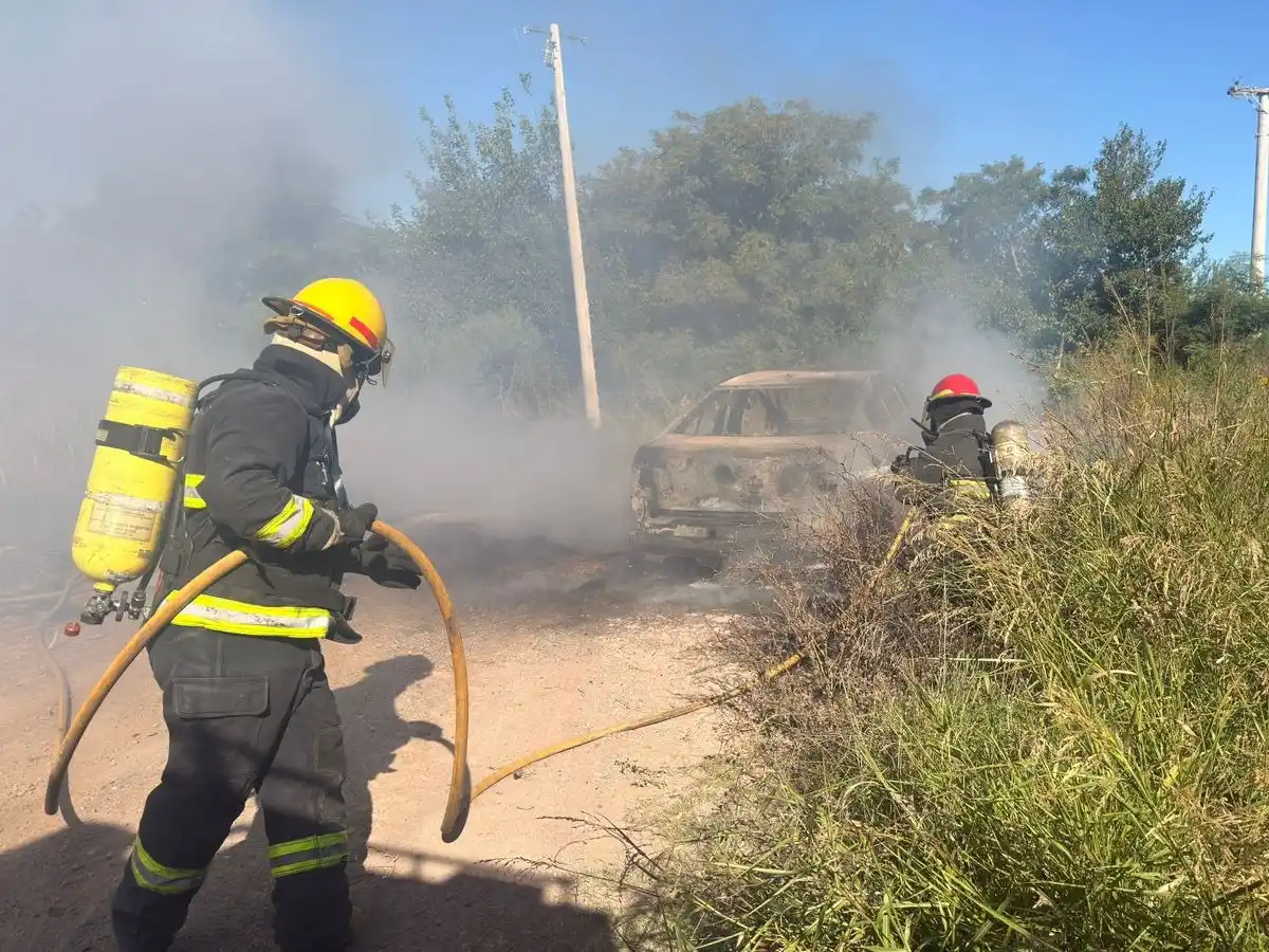 Se incendió un auto en la Ruta 20, cerca de la Capilla Veronesi: intervinieron los bomberos