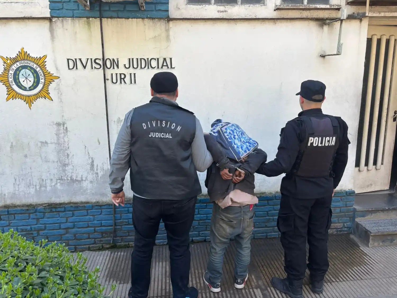 Detuvieron a uno de los hombres que había robado una tienda de ropa en la zona sur.