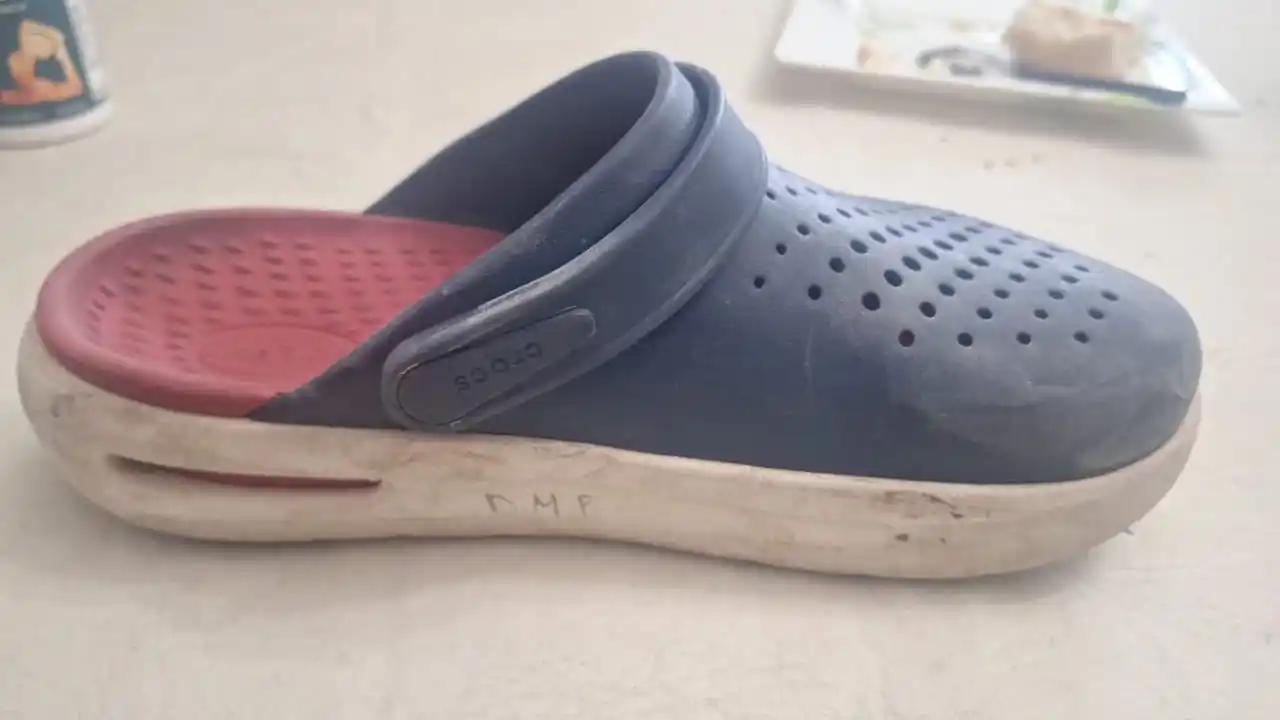 Perdieron crocs en inmediaciones de la escuela 6