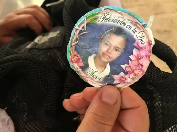 Mujer asesina a una adolescente de un tiro en la cabeza en el mercado de Coche