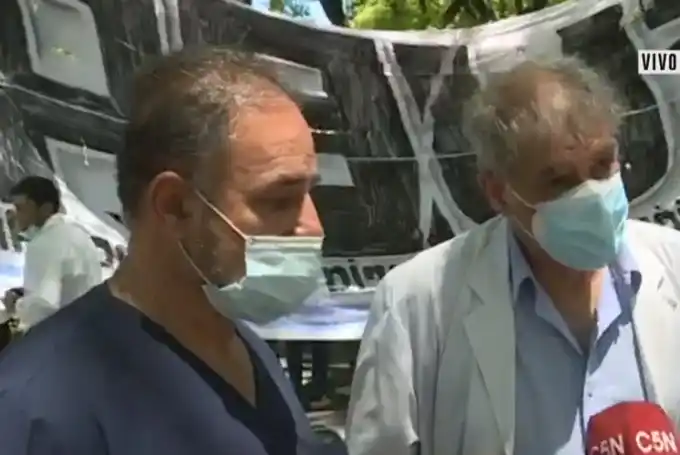 Conmoción en CABA: En el día del médico y en plena protesta, murió el jefe de obstetricia del Hospital Ramos Mejía