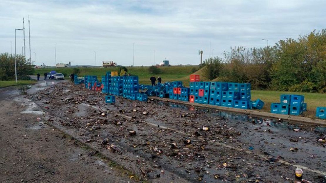 Volcó un camión y más de 300 cajones de cerveza cayeron al pavimento