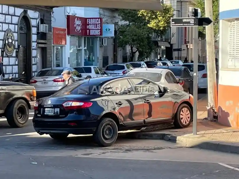 Un hombre mayor perdió el control de su vehículo y se estrelló contra una columna