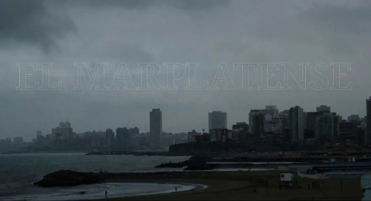 Un viernes nublado y con lluvia en Mar del Plata