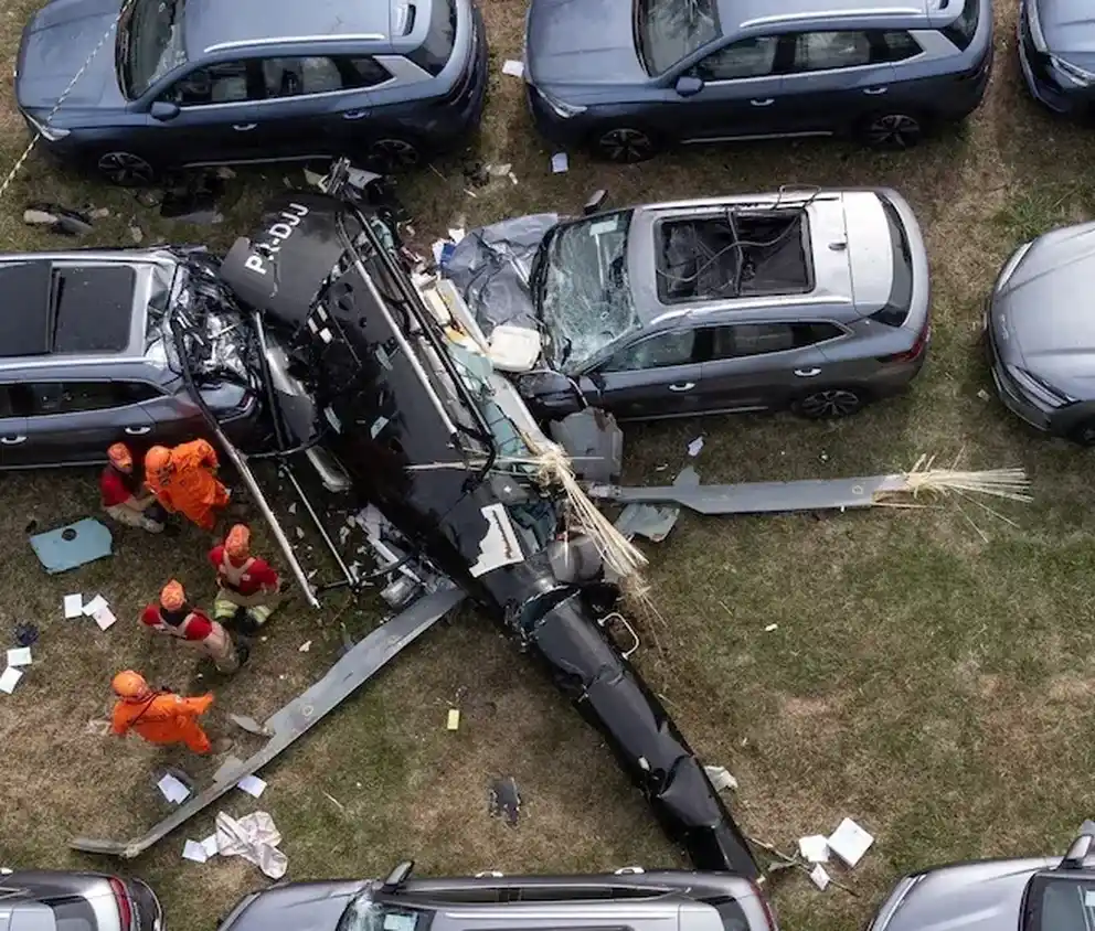 Así terminó uno de los helicópteros que se precipitó en Río de Janeiro.