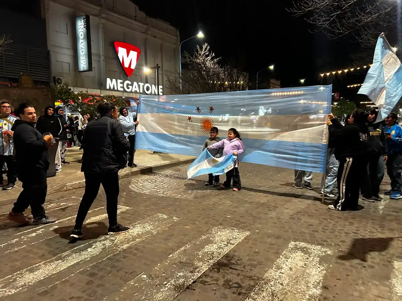 Rafaela también salió a la calle: entre la tristeza y el orgullo, los hinchas homenajearon a la Selección - 6