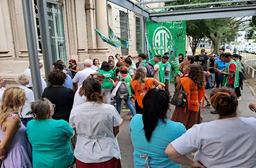 Tras la balacera, trabajadores del geriátrico Provincial encabezan una protesta en reclamo de seguridad