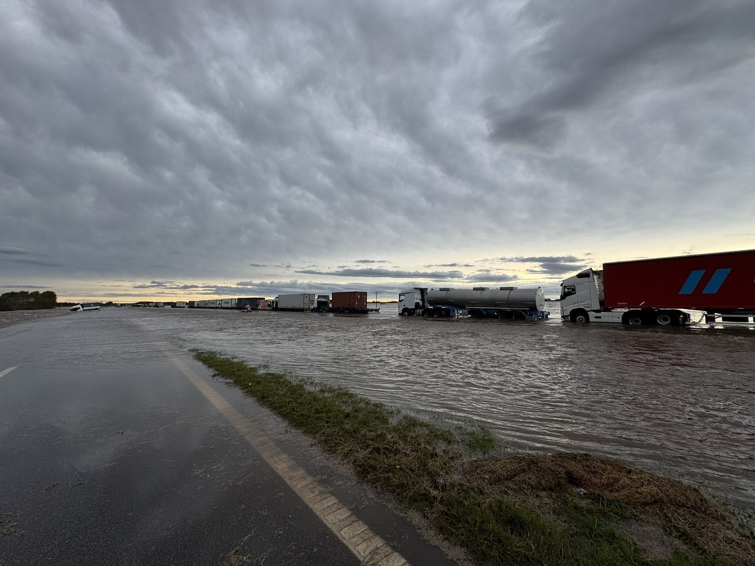 Tras el temporal, Defensa Civil recorrió barrios y todavía hay rutas cortadas cerca de San Pedro