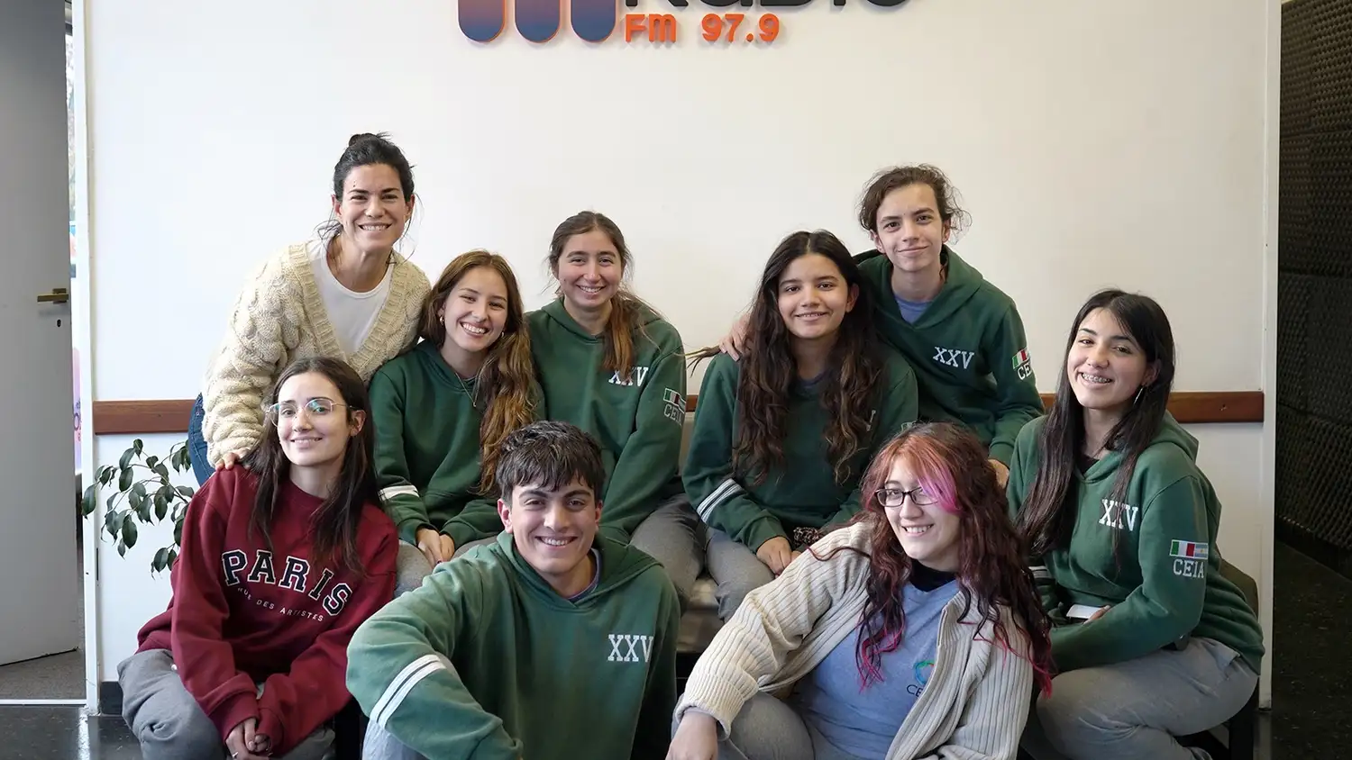 Equipo de trabajo. Alumnos del CEIA con la docente Valeria Chara