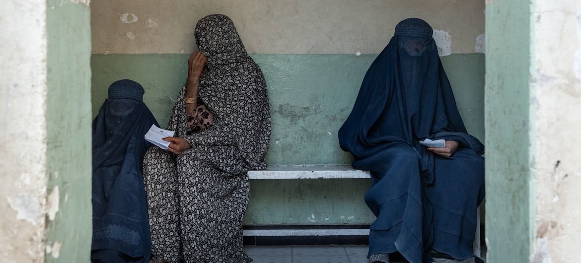 La ONU advierte que los talibanes quieren hacer “invisibles” a las mujeres