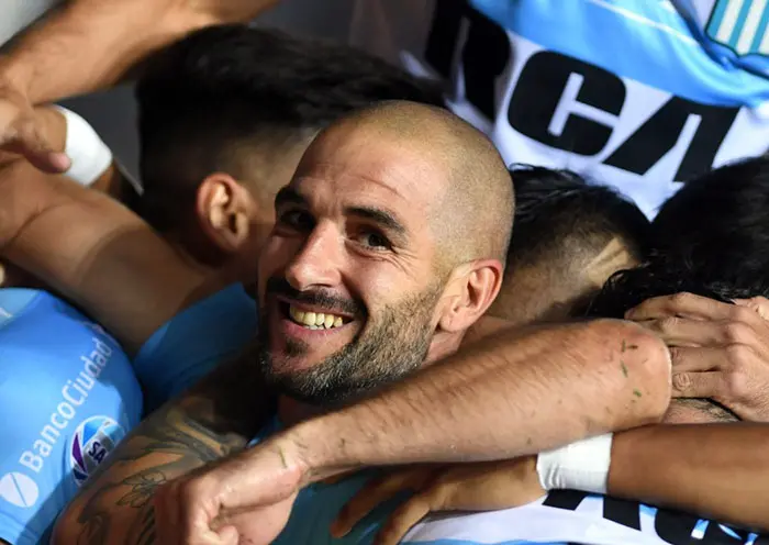 Racing se afianza puntero al perder DyJ