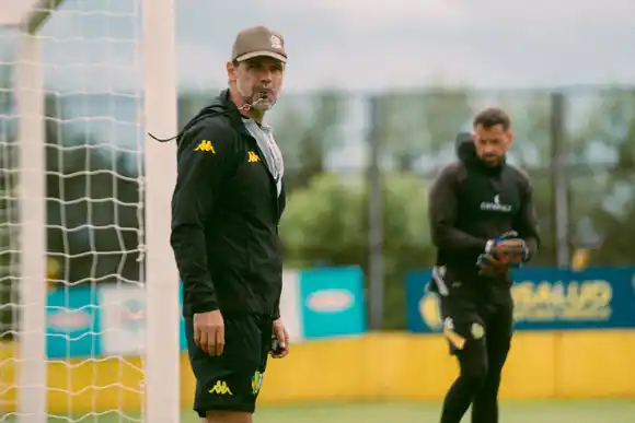 Final feliz: Andrés Yllana sigue siendo el entrenador de Aldosivi