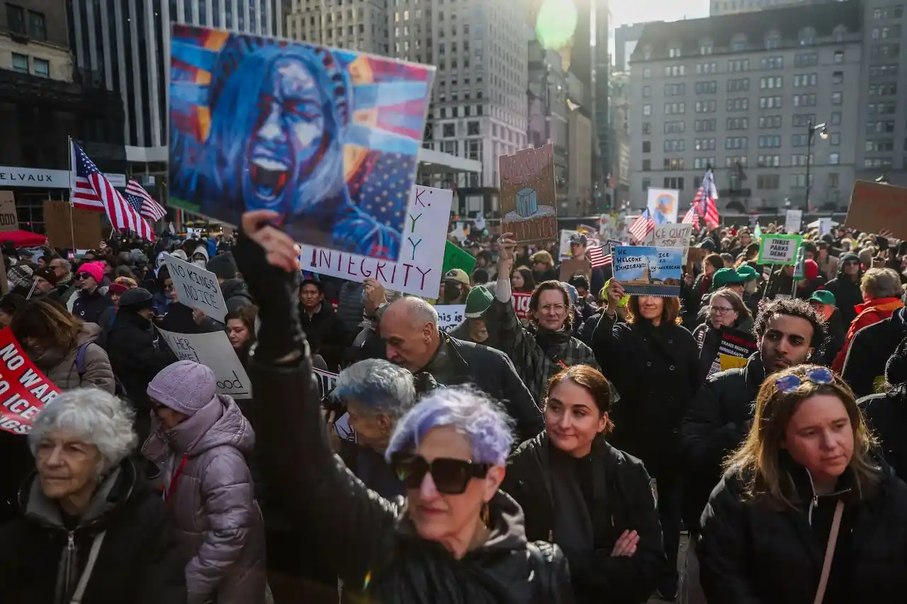 Marcha en Nueva York para exigir justicia por Renee Good y contra operaciones de ICE.