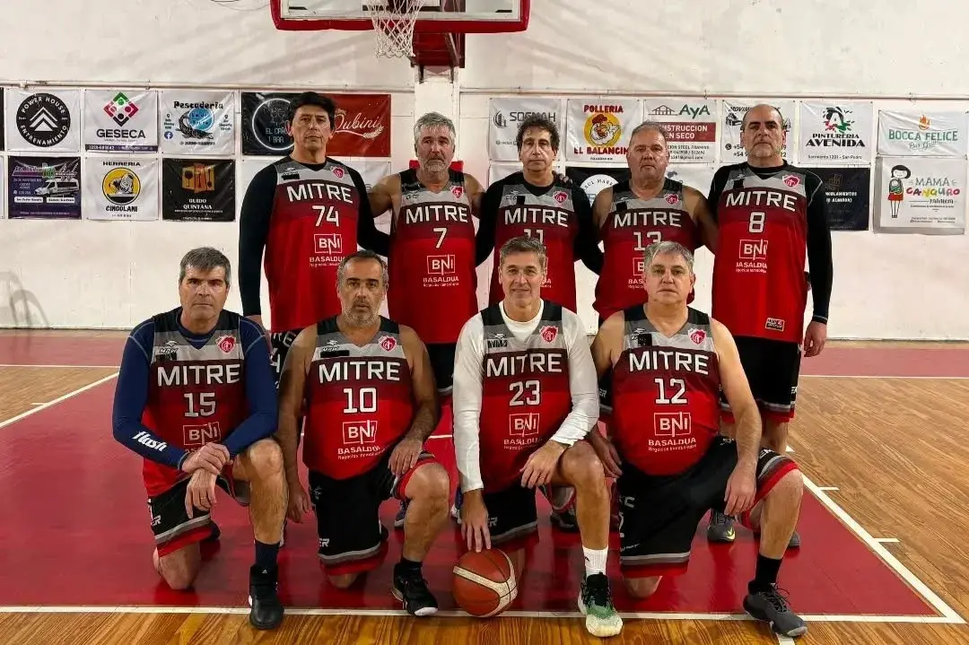 El plantel de MaxiMitre, campeón de la división para mayores de 45 años del básquet local.
