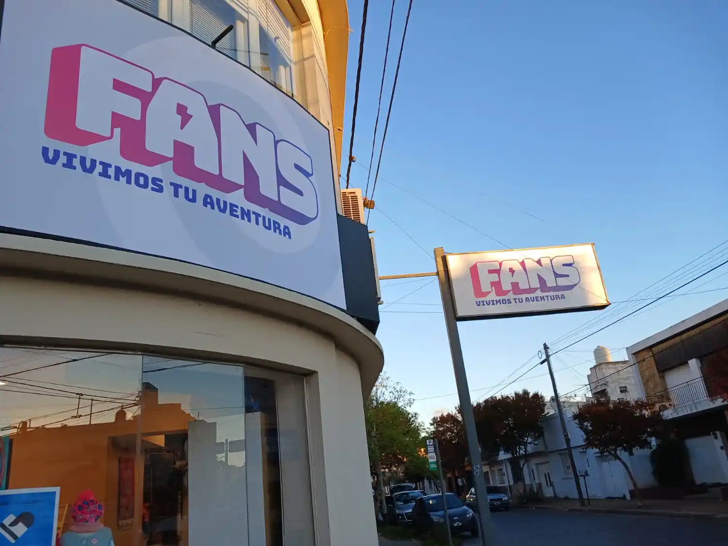Fans está ubicado en la esquina de Sarmiento y 14 de Julio.