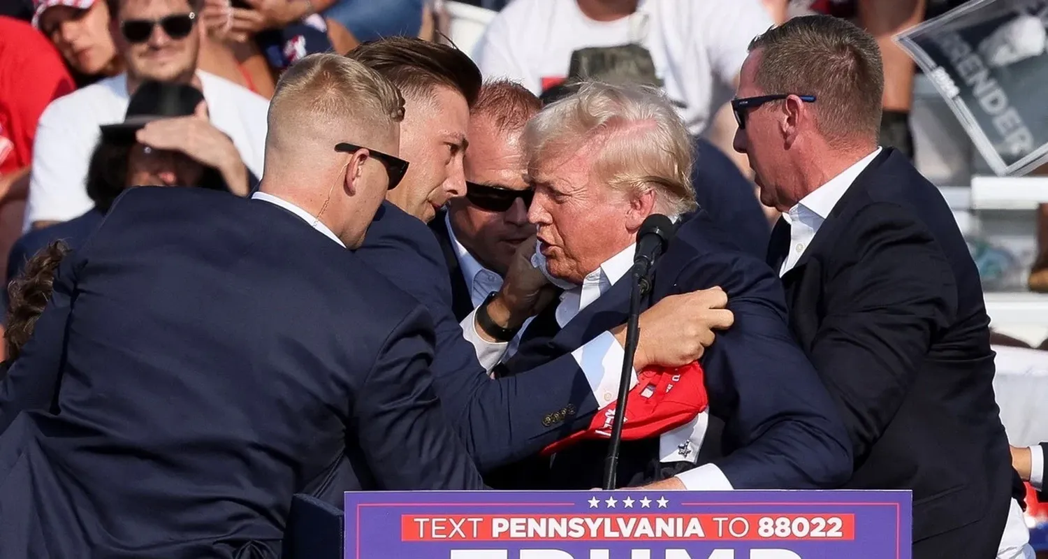 El momento en el que asisten de emergencia a Donald Trump. Crédito: Brendan McDermid/Reuters.