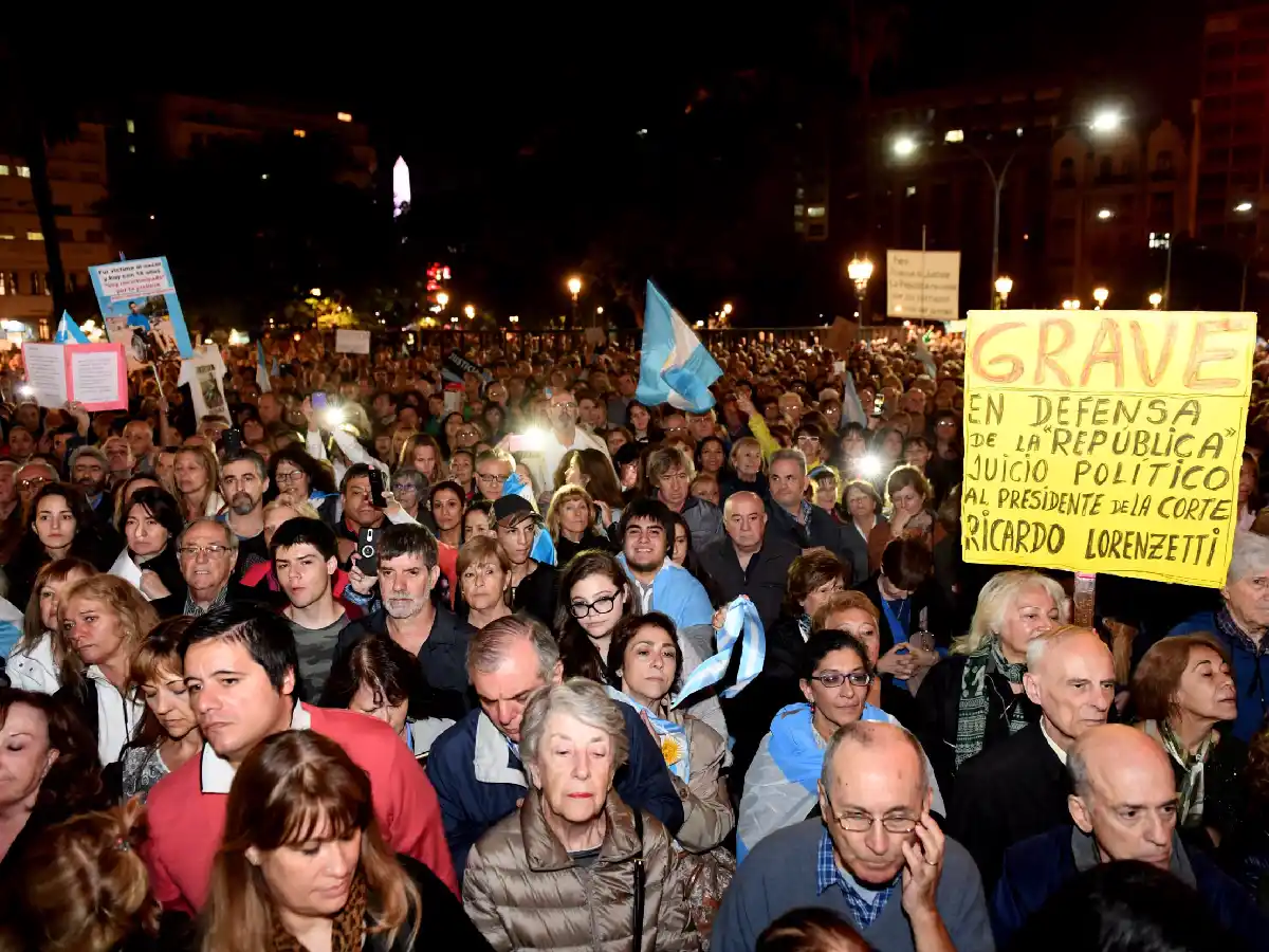 Vecinos reclamaron una "justicia transparente" con una masiva marcha