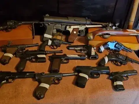 Parte del arsenal con simbología nazi secuestrado en el departamento de un jubilado en Flores.