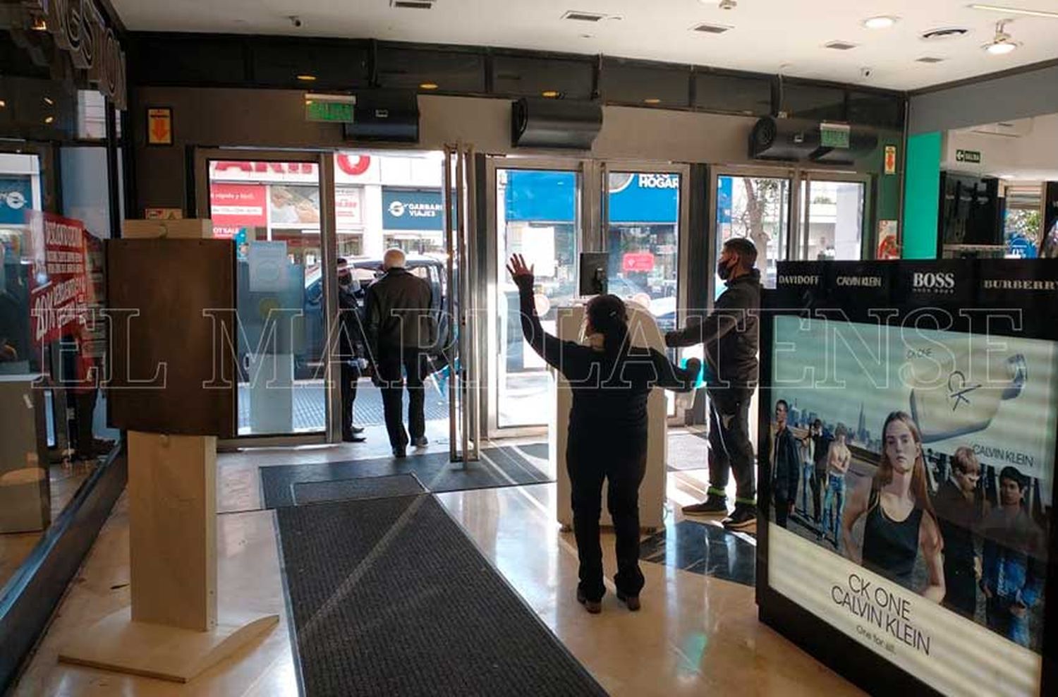 Debutó el "acceso controlado" a los shoppings en el primer día de lluvia de la temporada