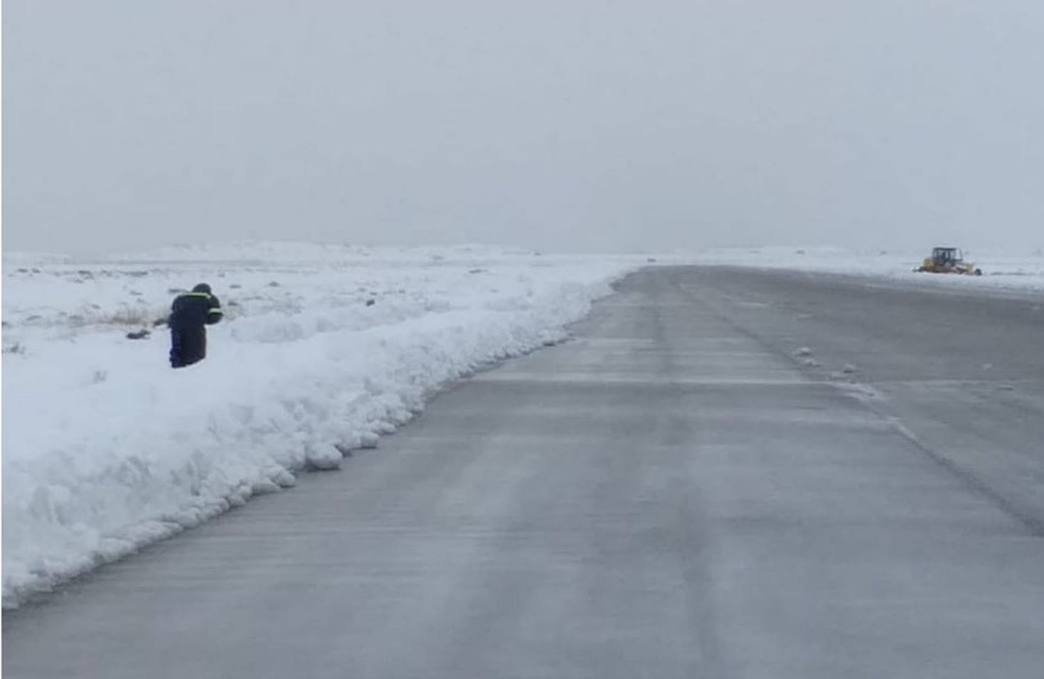 Activan el Programa de Control de Hielo y Nieve en el aeropuerto de Perito Moreno