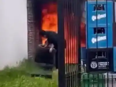 Un importante incendio afectó a un galpon que se usaba como depósito de neumáticos