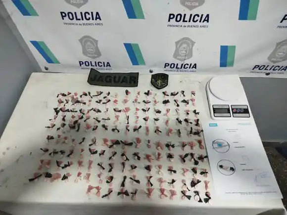 Detuvieron a un hombre con 160 envoltorios de cocaína